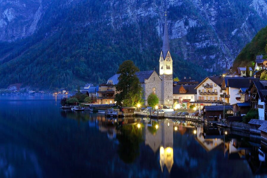 From Salzburg: Private Day Tour of Hallstatt - Who this private Hallstatt and Salzwelten tour suits best