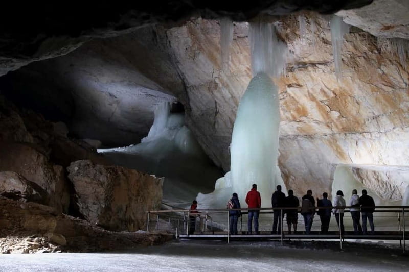 Hallstatt & Ice Cave & 5 fingers Private Trip From Salzburg - Getting to Dachstein: pickup, vehicle comfort, and the 15–20 minute hike