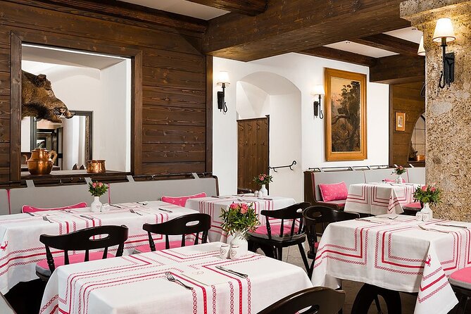 Original Sound of Music Tour Salzburg With Schnitzel and Noodle - The Included Meal at s’Herzl Restaurant: Schnitzel, Noodles, Apple Strudel