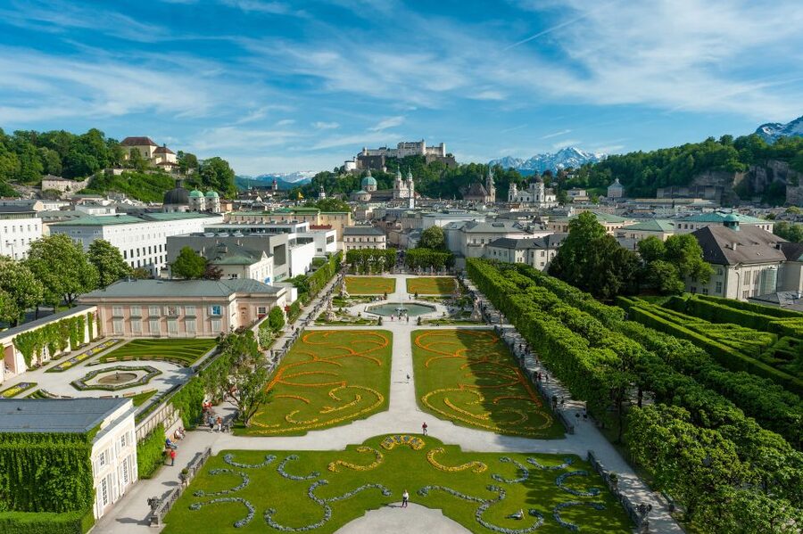 Original Sound of Music Tour with Schnitzel + Noodles - Where the day starts: Mirabell Platz and a bus that sets the tone