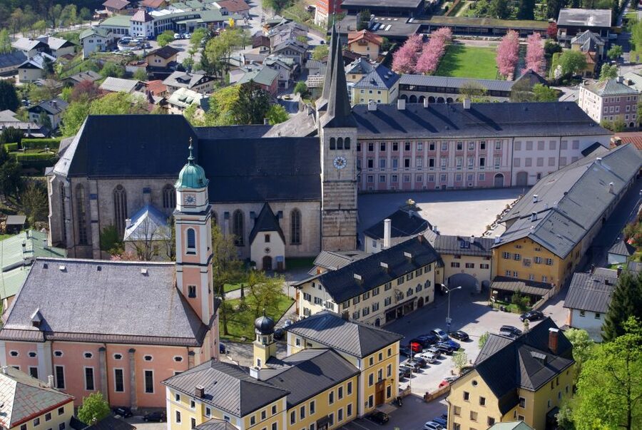 Private Bavarian Mountain Tour - Obersalzberg: guided history time, photo stops, and the bunker-area context