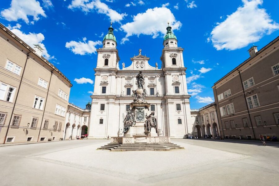 Salzburg: Private City Highlight Tour with a Guide - The market stop on University Square: eat local without planning